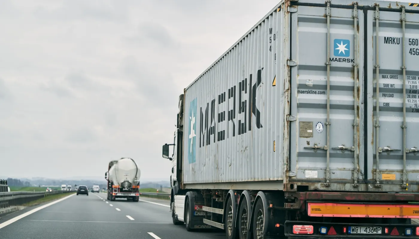 Lastbil med container kører på en motorvej