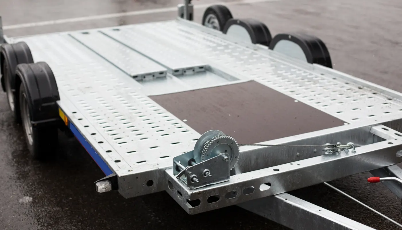 Autotrailer med ramper og spil